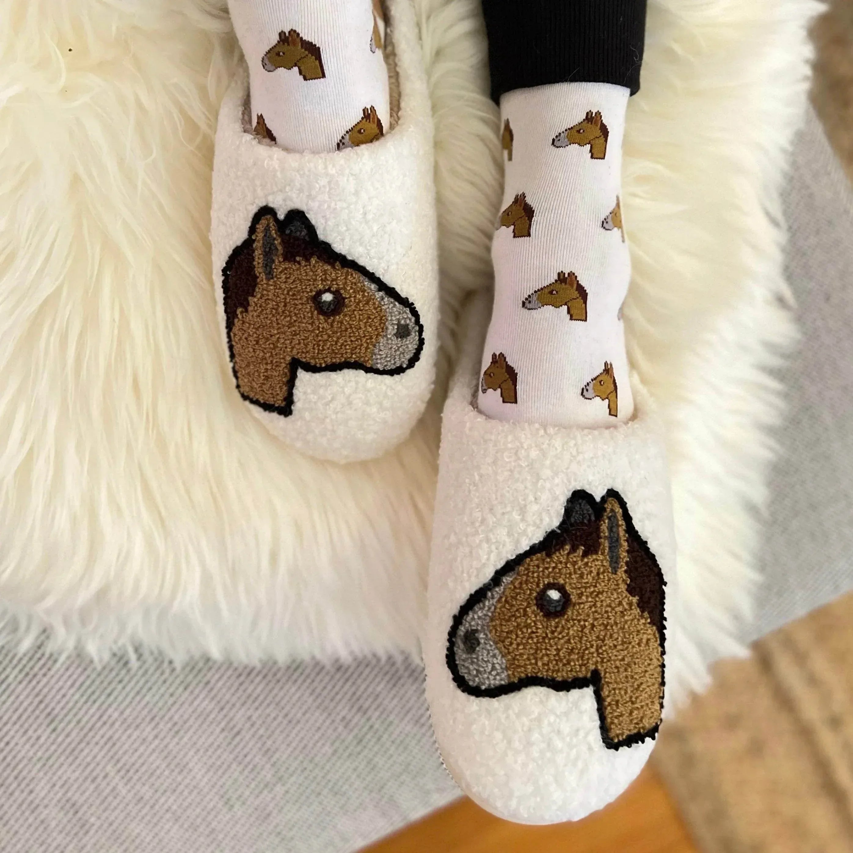 HORSE HEAD EMOJI Hausschuhe