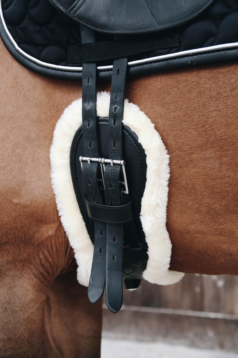 Lammfell Anatomische Kurzgurt - Kentucky Horsewear